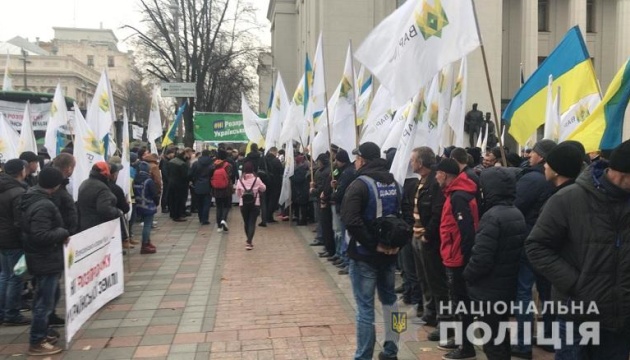 Через масові акції у центрі Києва посилили заходи безпеки Через масові акції у центрі Києва посилили заходи безпеки