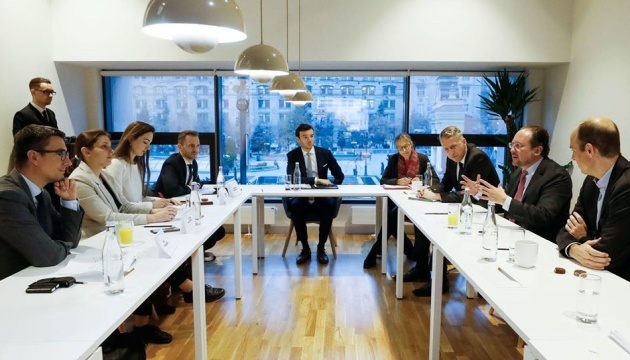 Austrian foreign minister meets with OSCE SMM monitors in Kyiv