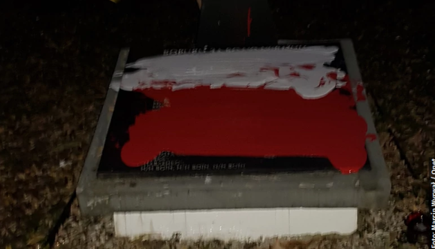Посольство назвало провокацією напад вандалів на українські могили під Перемишлем