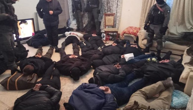 У Києві затримали 17 чоловіків у балаклавах, які намагалися захопити квартиру