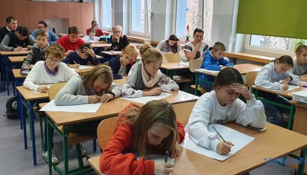 Учні української суботньої школи Варшави написали Диктант національної єдності