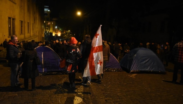 У Тбілісі протестувальники заблокували всі входи до парламенту