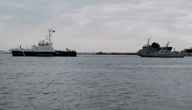 Handover of seized ships: Ukrainian tugboats arrive in waiting area