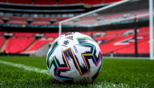 Офіційний м’яч футбольного Євро-2020 виконаний у багатоколірній гамі
