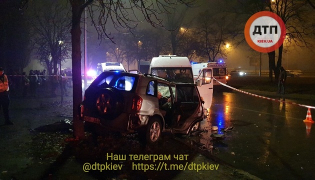 В Киеве легковушка столкнулась с маршруткой: двое погибших, 11 пострадавших В Киеве легковушка столкнулась с маршруткой: двое погибших, 11 пострадавших