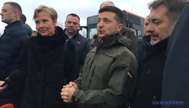 Zelensky en Stanitsia Luganska: No hay bombardeos en las franjas de separación