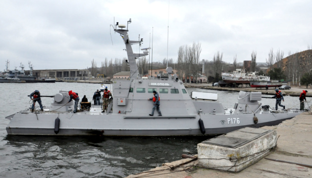 Statki marynarki wojennej zwolnione z aresztu rosyjskiego wpłynęły do ​​ukraińskiego portu