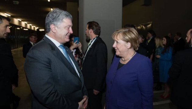 Poroshenko meets with Merkel ahead of Normandy summit in Paris