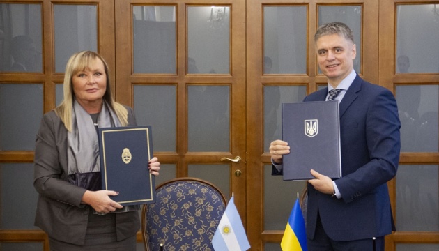 Ucrania y Argentina extienden la estadía de ciudadanos sin visa: 180 días en lugar de 90 