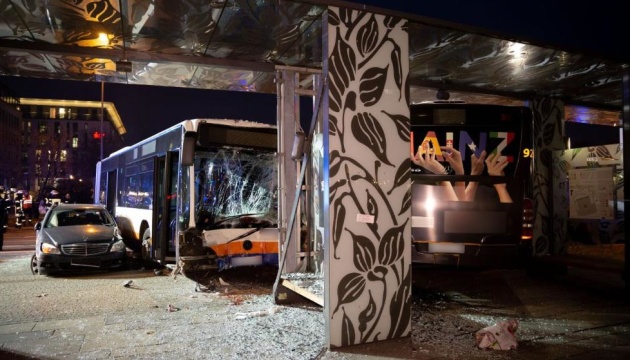 У Німеччині рейсовий автобус наїхав на людей: один загиблий, 23 поранених
