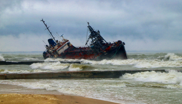 Odesa: Kleiner Öltanker in Seenot, Crew will Schiff nicht verlassen 