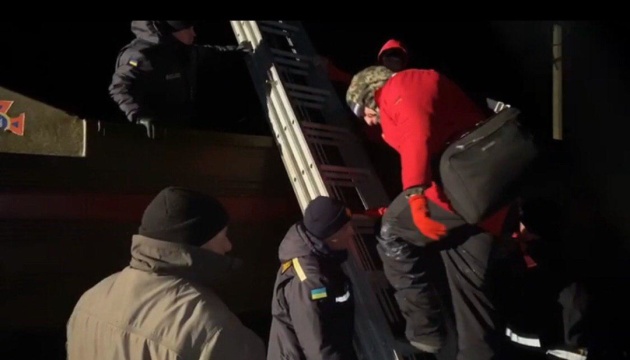 Шторм на Азові: з острова Бірючий евакуювали 11 осіб