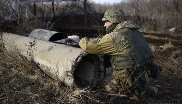 Donbass : 4 attaques ennemies ont fait un blessé parmi les militaires ukrainiens