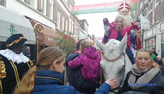 У Нідерландах місцевий Святий Миколай їздить країною і роздає дітям подарунки 
