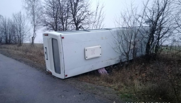 In Oblast Winnyzja ein Linienbus auf Glatteis umgekippt