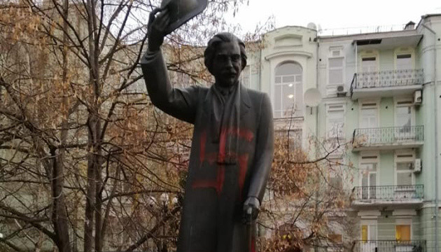 Свастики на пам'ятнику Шолом-Алейхему: дії вандалів кваліфікували як хуліганство