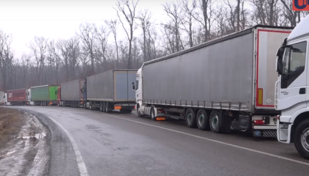 На украинско-словацкой границе в очереди застряли 300 грузовиков