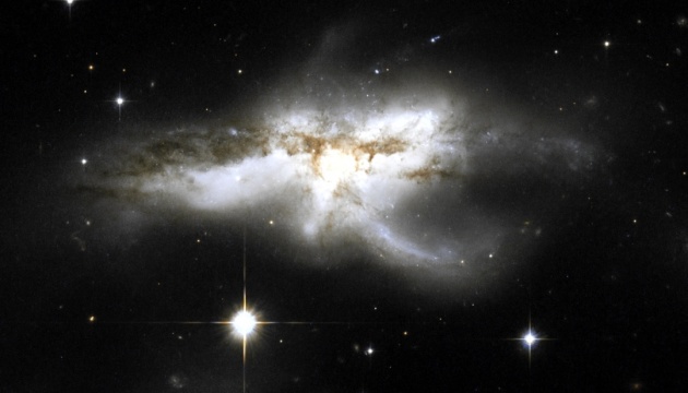 Астрономи знайшли галактику з трьома надмасивними чорними дірами