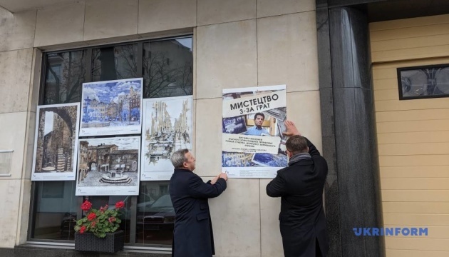 Arte tras las rejas: Súshchenko participa en el desmantelamiento de la exposición en Varsovia 