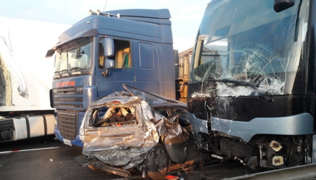 Glatteis: 10 Autos und ein Bus stießen auf Autostraße Kyjiw – Odesa zusammen