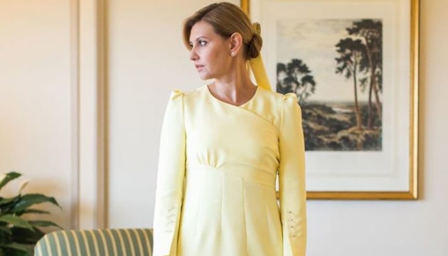 オレーナ大統領夫人、日本で着た「禁色？」ドレスを慈善オークションに出品