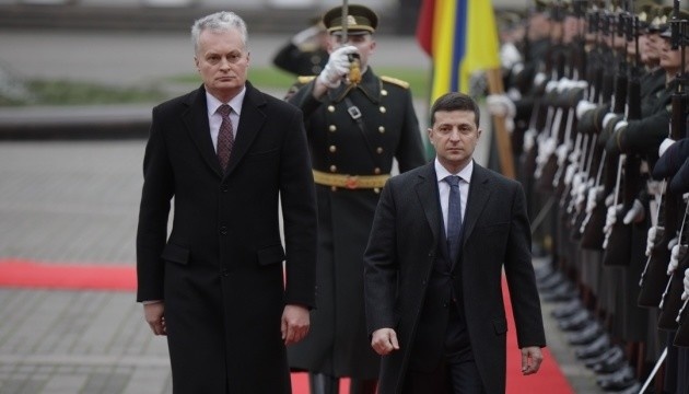 Zelensky arrives in Lithuania