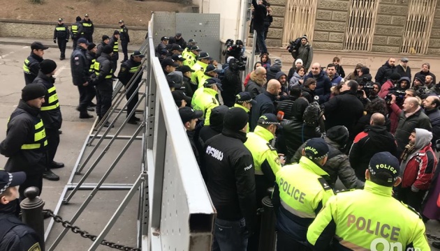 Біля парламенту Грузії знову протестують, є затримані