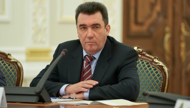 Sicherheitsratssekretär Danilow: Ukraine überprüft Version von Abschuss des Flugzeuges durch russische Rakete