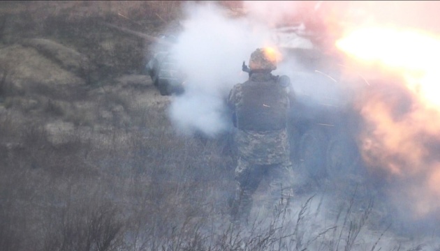 Окупанти обстріляли з важкої зброї позиції ЗСУ під Оріховим і Луганським, поранений боєць