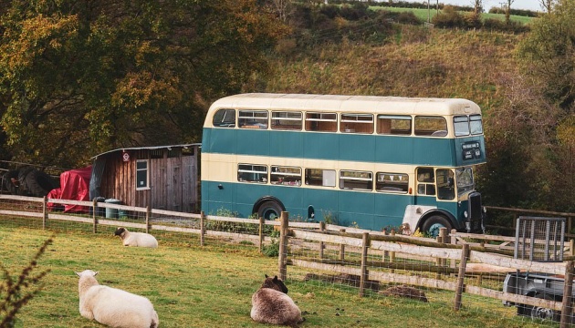 У Вельсі туристам пропонують двоповерховий автобус для глемпінгу 