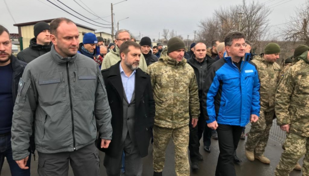 Голові ОБСЄ показали міст у Станиці