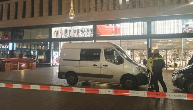 У Гаазі невідомий напав з ножем на відвідувачів торгового центру