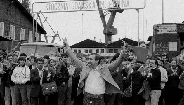 Лех Валенса разом зі страйкарями на корабельні ім. Леніна у Гданську