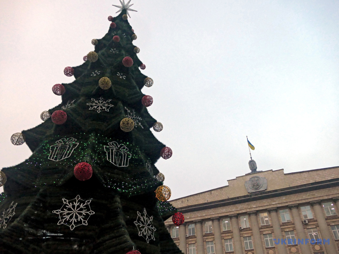 Головна ялинка Чернівців бере участь у конкурсі новорічних красунь України