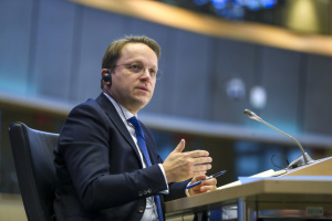 Le commissaire européen Várhelyi se rendra à Kyiv la semaine prochaine