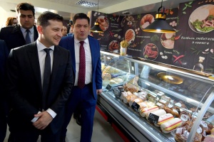 ゼレンシキー大統領、バクーでウクライナ食品店を視察
