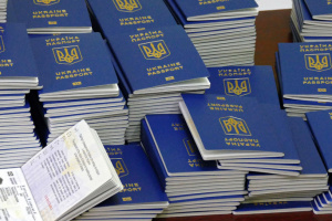 徴兵対象年齢のウクライナ国民男性、国外での身分証明書の受領不可に＝閣議決定