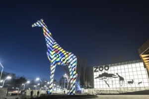 La figura de una jirafa de 15 metros iluminada adornará el zoológico capitalino