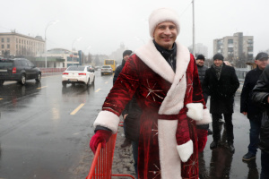 Klitschko, bekleidet als Weihnachtsmann, eröffnet Schuljawka-Brücke