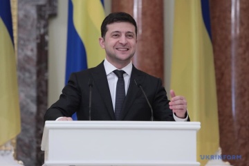 Діти з Донеччини подарували Зеленському різдвяний пряник у формі карти України
