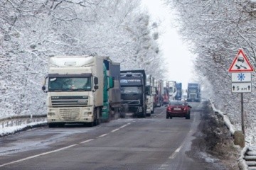 Водіїв попередили про мокрі дороги та сніг