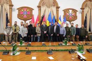 Міністр оборони нагородив волонтерів, які допомагають ЗСУ