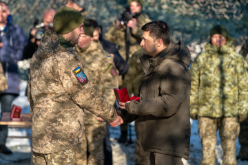Зеленський нагородив бійців ООС та присвоїв почесні назви військовим частинам