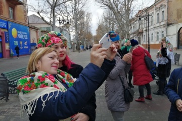 У центрі Херсона жінки влаштували фотосесію в українських хустках