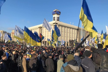 На Майдане Незалежности проходит вече