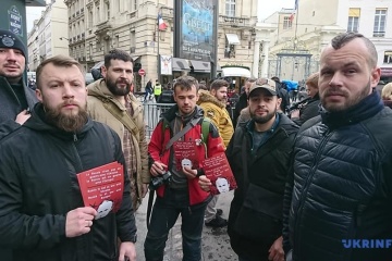 У Парижі ветерани війни з Росією вимагають не допустити капітуляцію України