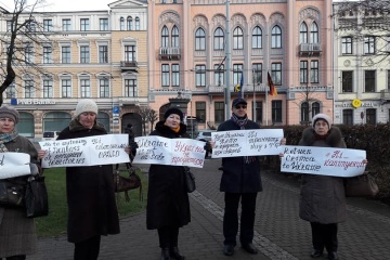 Ні капітуляції: у Ризі провели флешмоб під посольствами Франції та ФРН