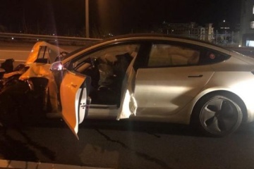 Теsla на автопілоті в'їхала в поліцейську машину