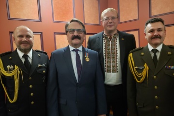 Українському канадцю Любомиру Луцюку вручили Хрест Івана Мазепи
