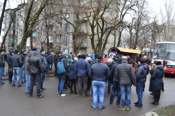 Дружини гірників шахти «Краснолиманська» перекрили дорогу через зарплатні борги